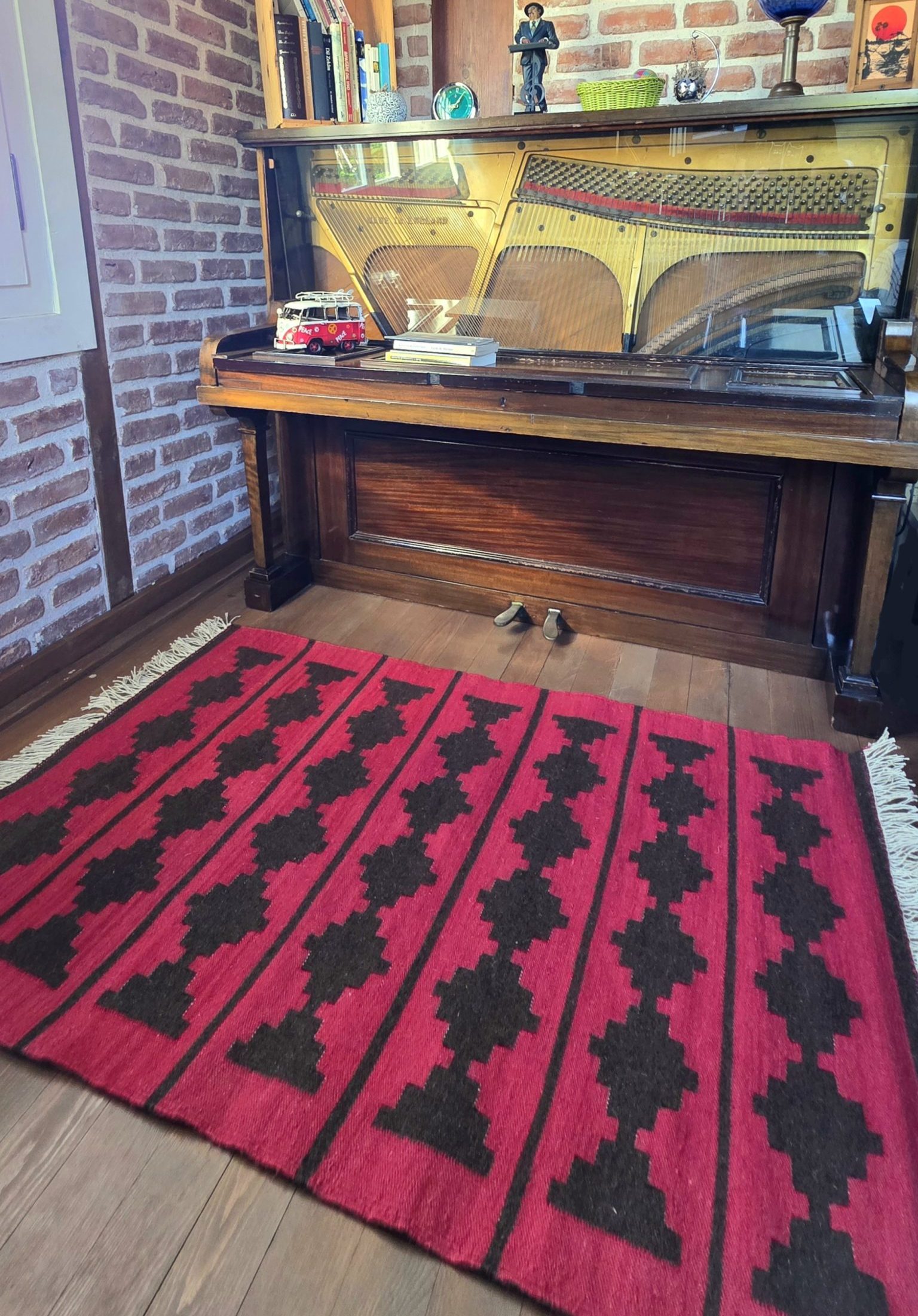 Serenad Düğmeler Yün Kilim