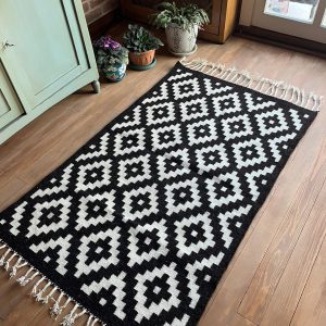 Seranad Siyah Beyaz Yün Kilim