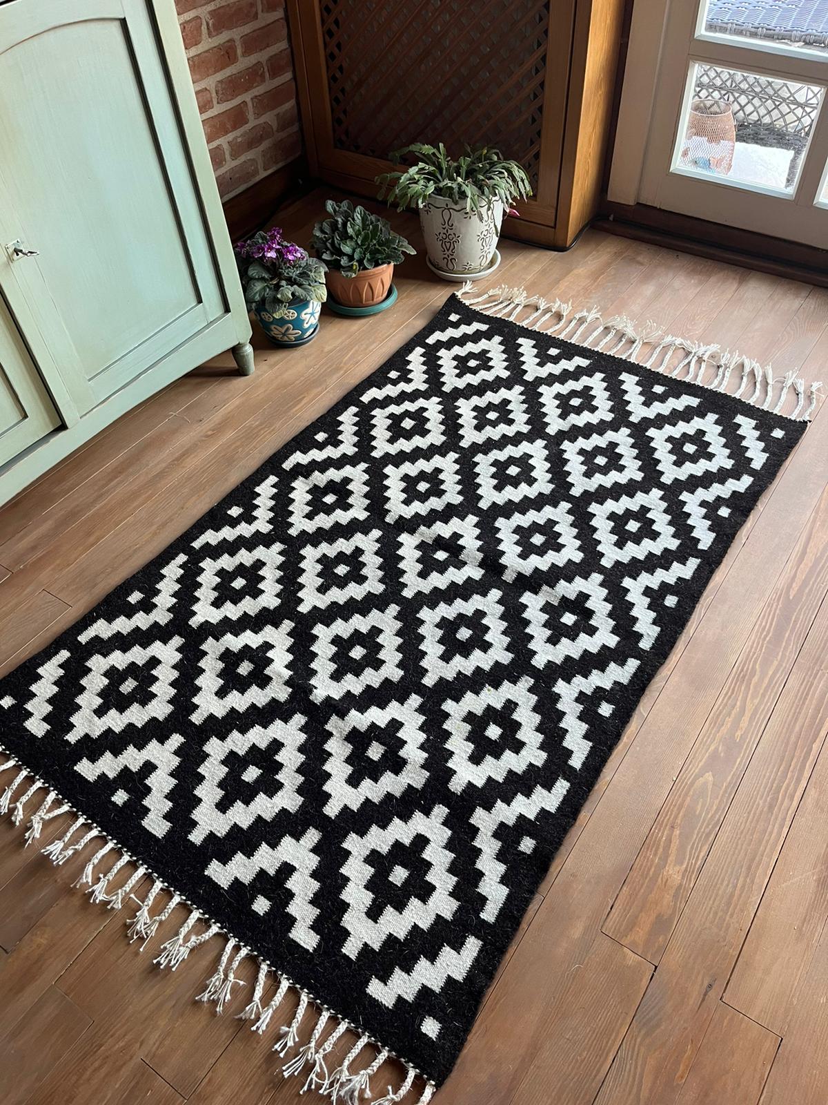 Seranad Siyah Beyaz Yün Kilim