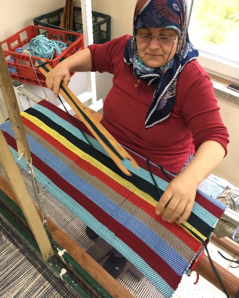 Sınabeli atölyesinde geleneksel tezgâhta kilim dokuyan kadın