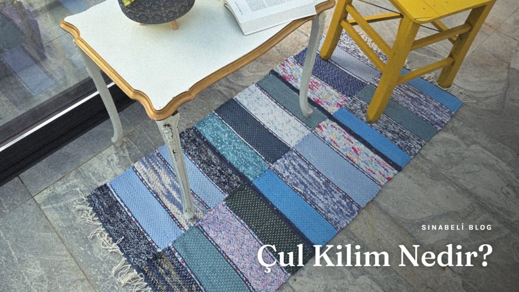 Olvido el dokuması çul kilim, sarı sandalye ve sehpa ile balkon köşesinde